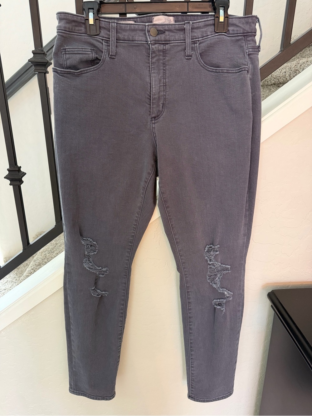 Universal Thread Women’s Gray High Rise Ripped Skinny Jeans